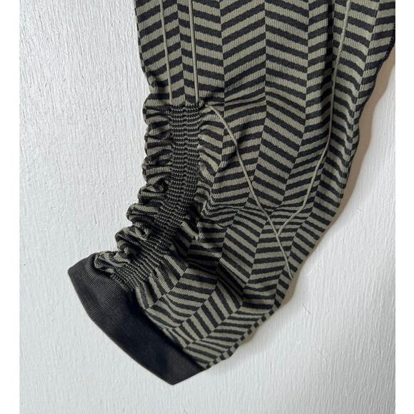 Lululemon Size 6 In the Flow Crop Heathered Fatigue Green Herringbone - Picture 5 of 8